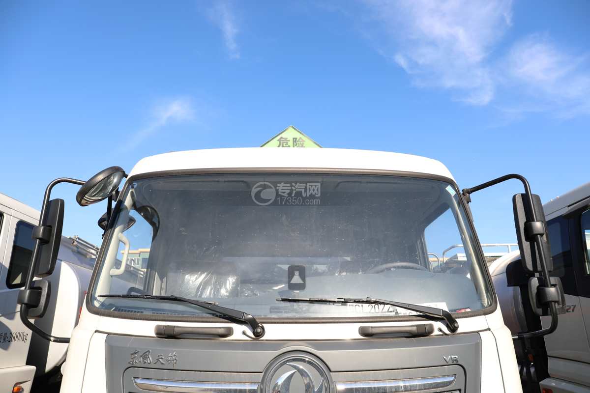 东风天锦VR小三轴国六19.9方易燃液体罐式运输车挡风玻璃