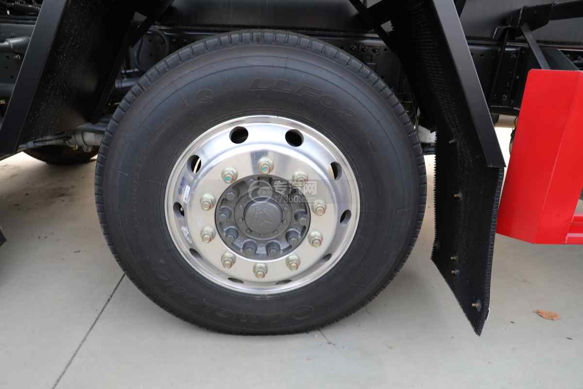 重汽豪沃TX小三轴国六14.8方腐蚀性物品罐式运输车轮胎