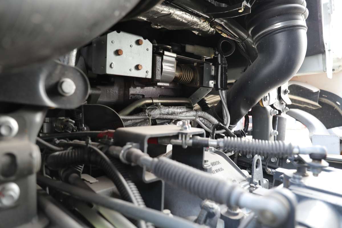 重汽豪沃TX小三轴国六14.8方腐蚀性物品罐式运输车发动机