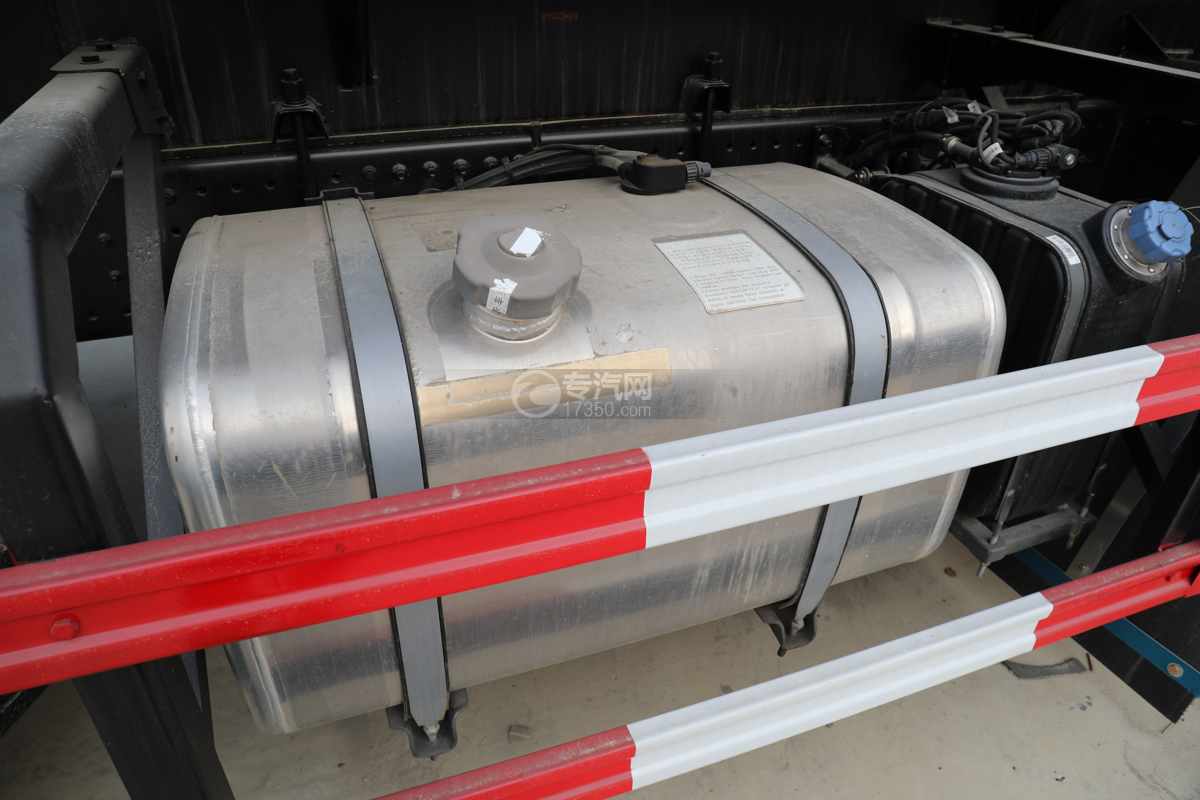重汽豪沃TX小三轴国六14.8方腐蚀性物品罐式运输车油箱