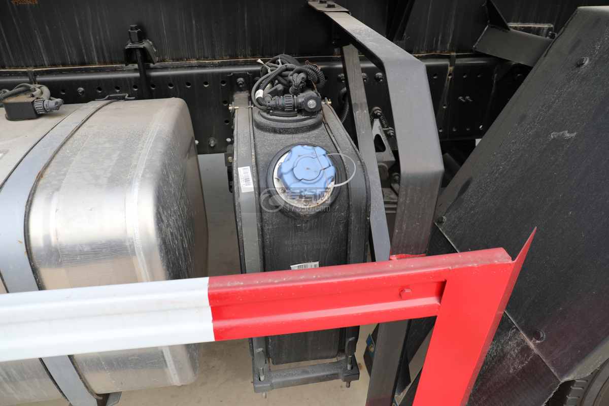 重汽豪沃TX小三轴国六14.8方腐蚀性物品罐式运输车尿素罐