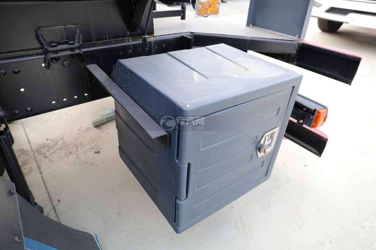 重汽豪沃TX小三轴国六14.8方腐蚀性物品罐式运输车球阀箱