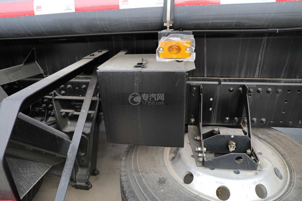 重汽豪沃TX小三轴国六14.8方腐蚀性物品罐式运输车压力监控箱