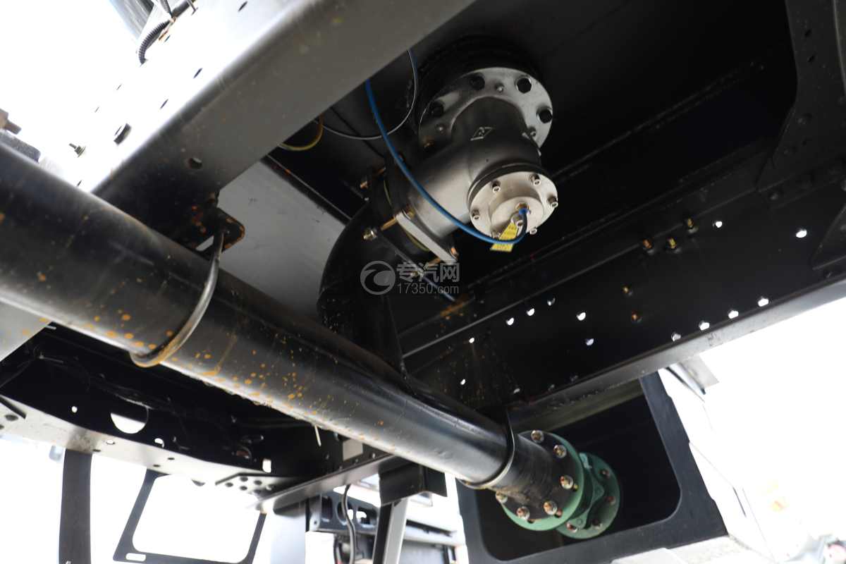 重汽豪沃TX小三轴国六14.8方腐蚀性物品罐式运输车自流阀管道