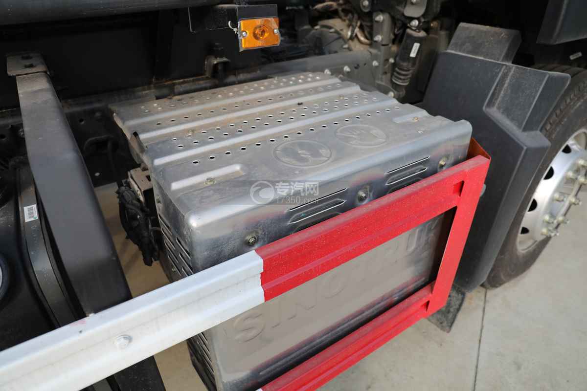 重汽豪沃TX国六9.4方腐蚀性物品罐式运输车排气制动器