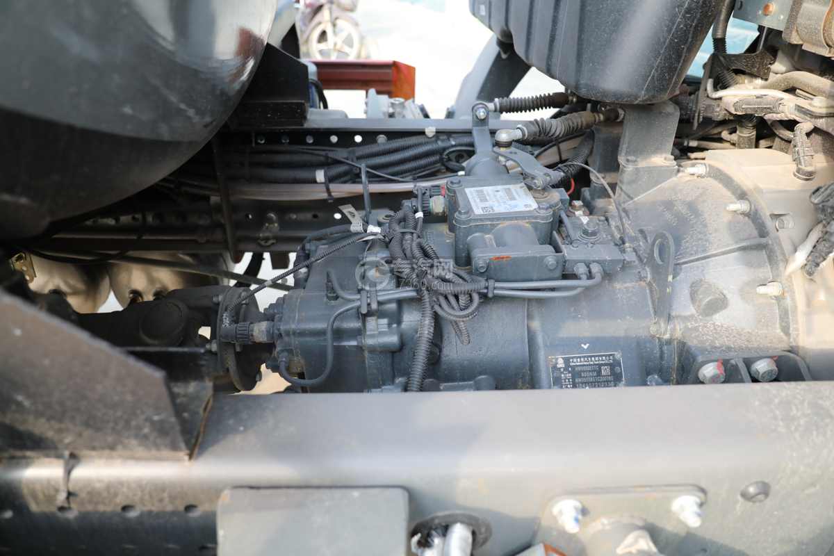 重汽豪沃TX国六9.4方腐蚀性物品罐式运输车变速箱