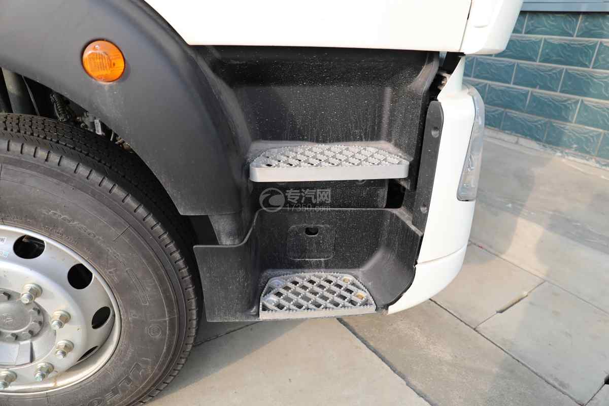 重汽豪沃TX国六9.4方腐蚀性物品罐式运输车脚踏板