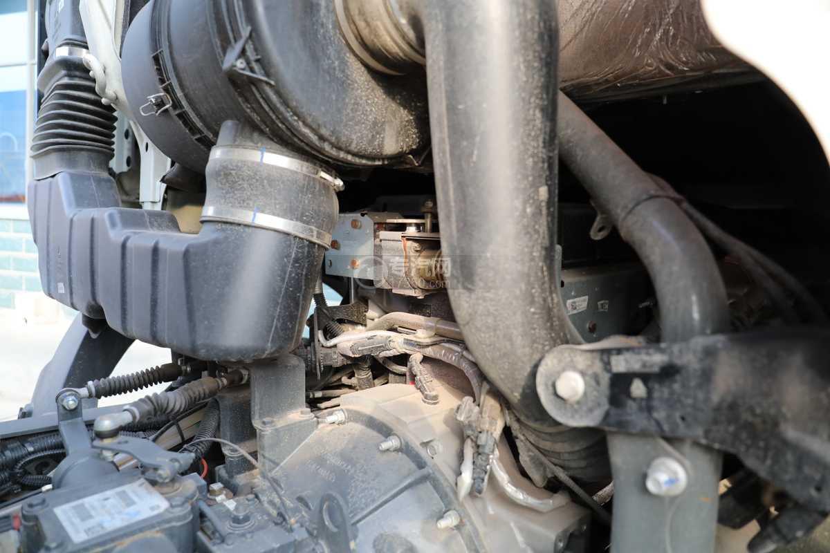 重汽豪沃TX国六9.4方腐蚀性物品罐式运输车发动机