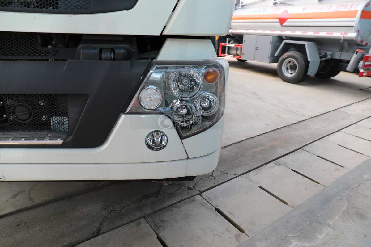 重汽豪沃TX国六9.4方腐蚀性物品罐式运输车右大灯