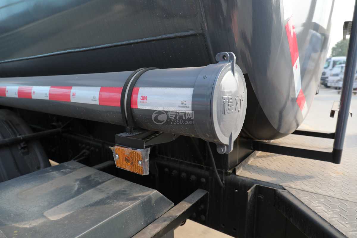 重汽豪沃TX国六9.4方腐蚀性物品罐式运输车炮筒