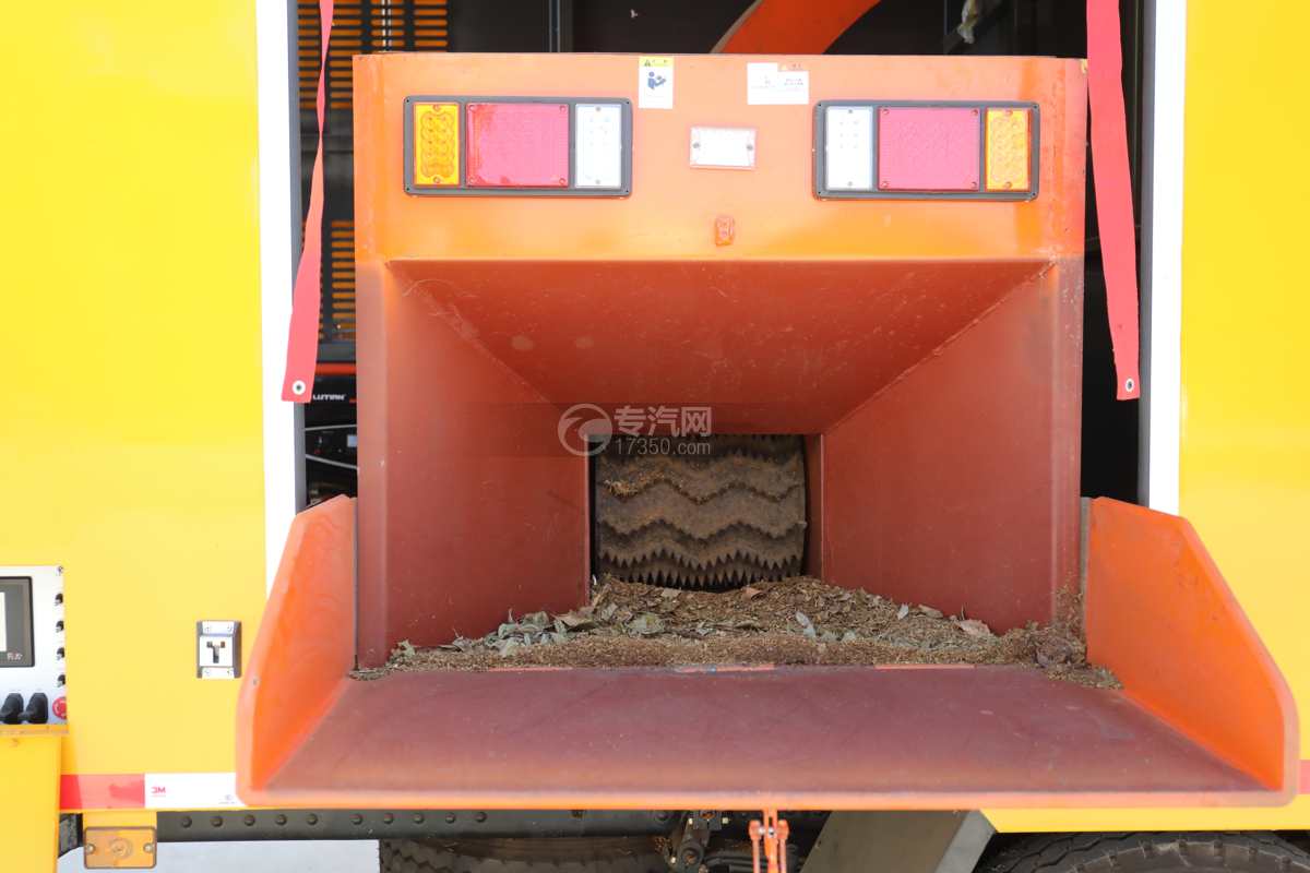 大运新奥普力国六6.2方绿化综合养护车（树枝修剪车）送料口
