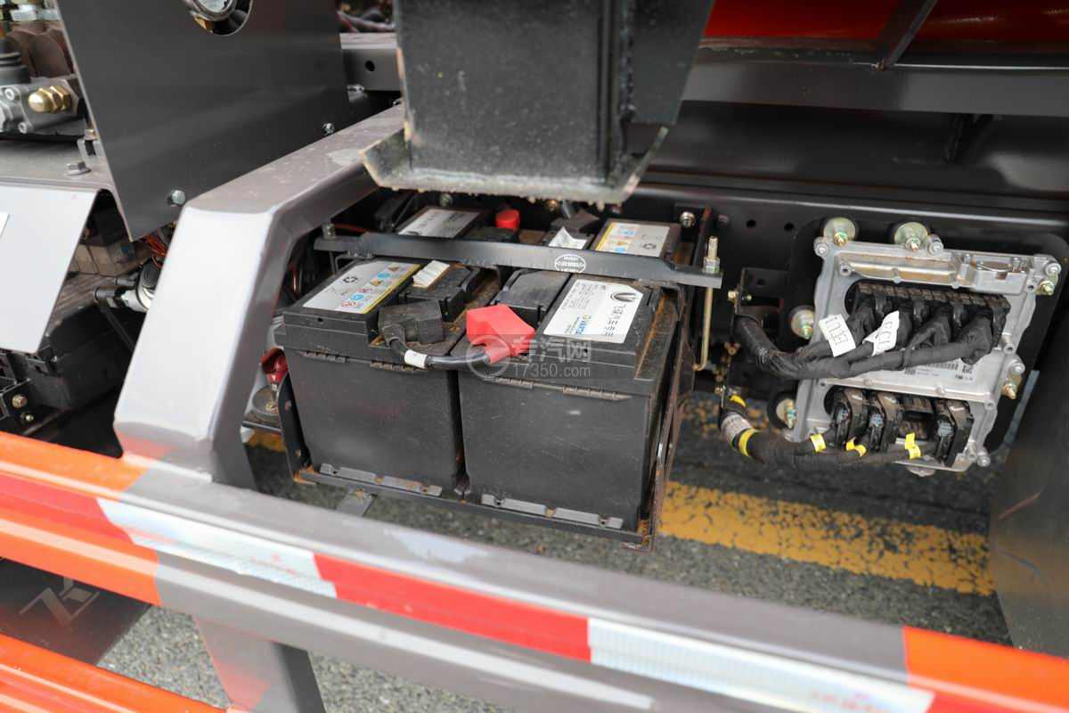 奥驰X2单排国六车厢可卸式垃圾车蓄电池