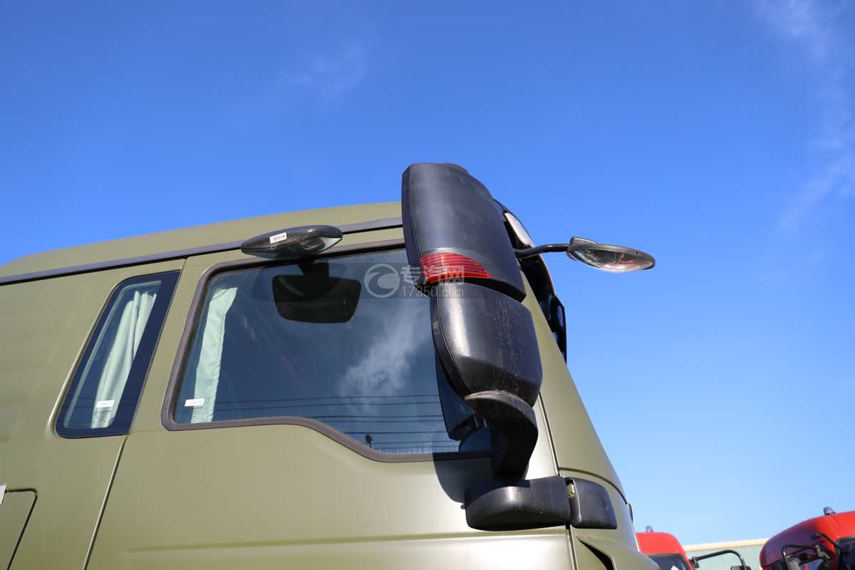 重汽豪沃TX六驱越野国六12.49方绿化喷洒车在视镜