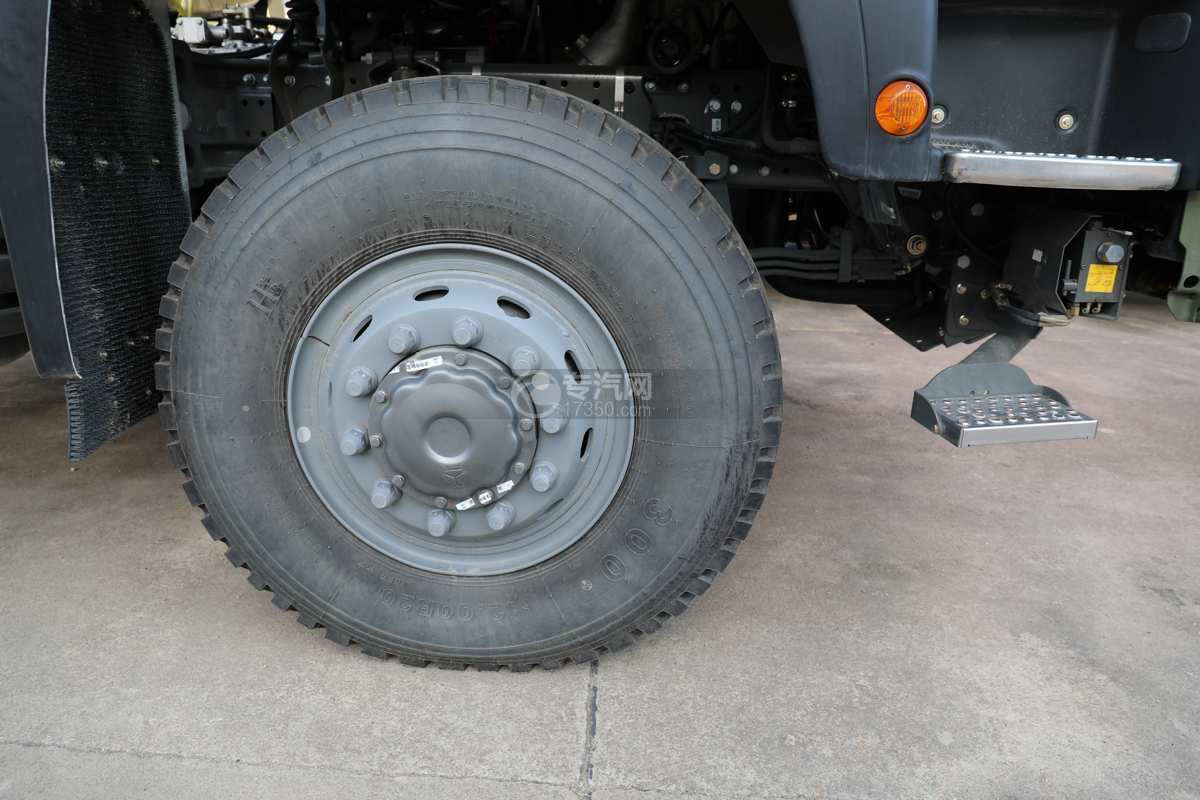 重汽豪沃TX六驱越野国六12.49方绿化喷洒车轮胎