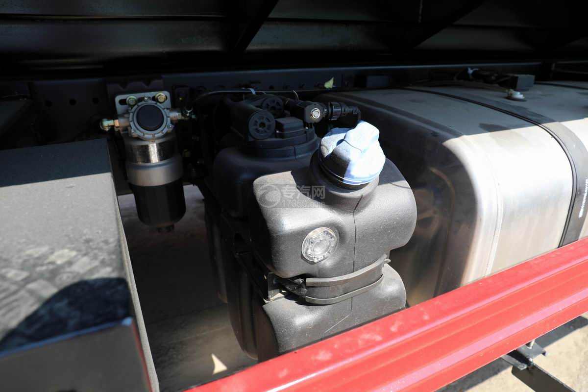 东风锦程V6小三轴国六一拖二带吊清障车尿素罐