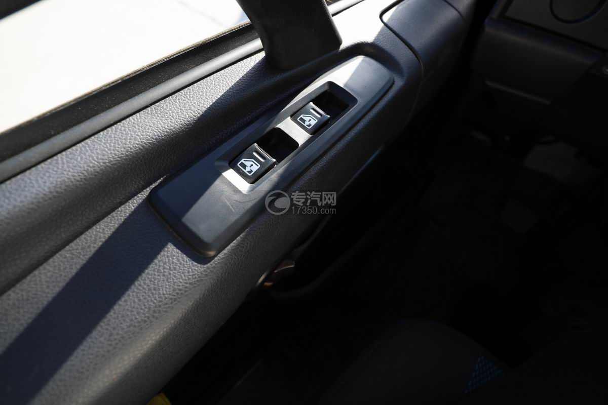 陕汽轩德X6小三轴国六平板运输车电动车窗