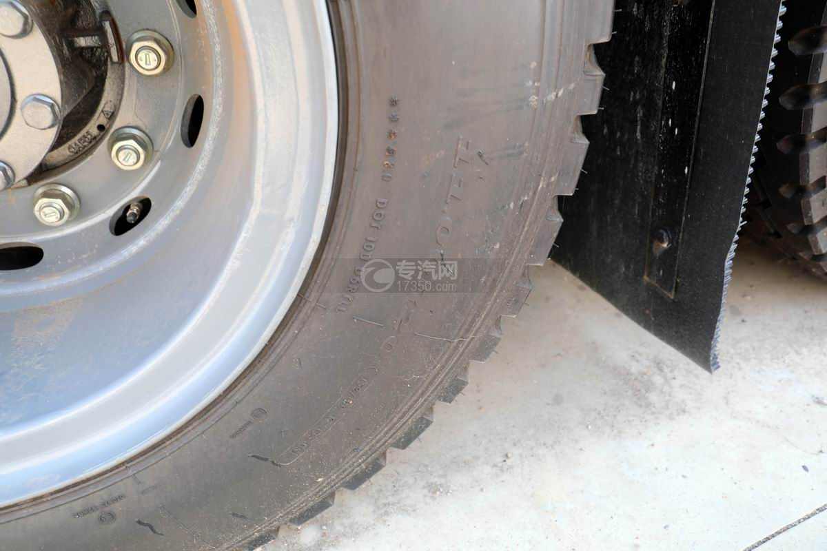 重汽豪沃TX后双桥国六17.73方清洗吸污车轮胎细节