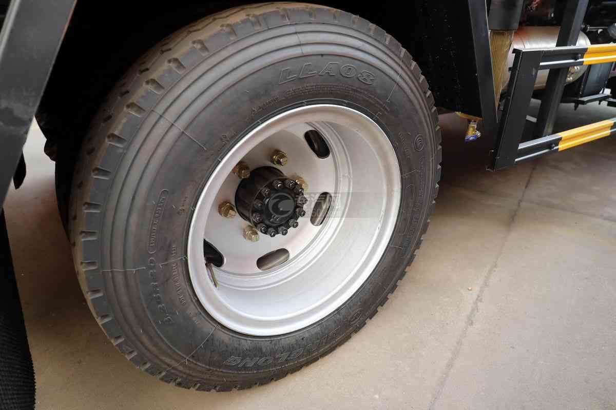 东风福瑞卡F6国六11.3方清洗吸污车轮胎