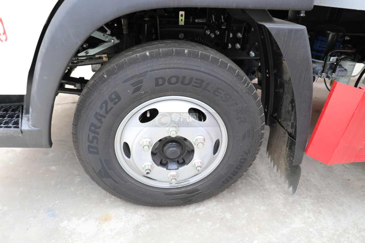 重汽豪沃悍将国六4.1米易燃液体厢式运输车轮胎