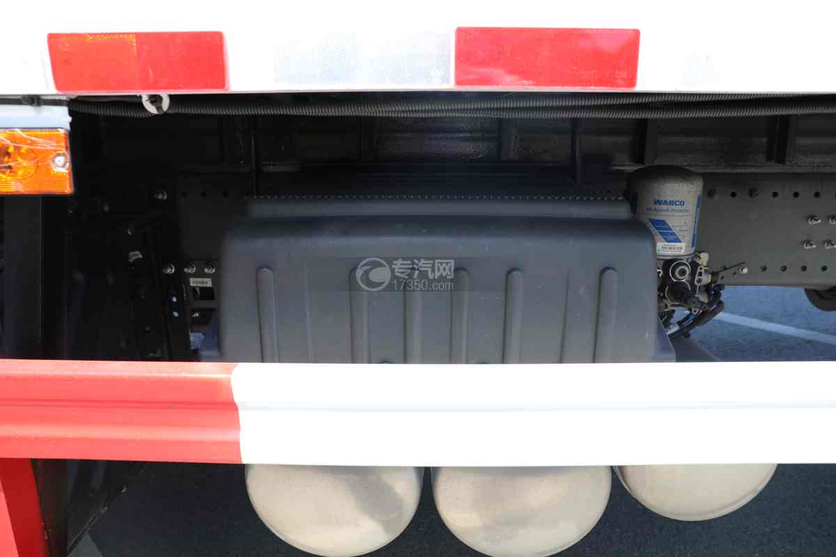 重汽汕德卡C5H单桥国六6.8米易燃气体厢式运输车电瓶