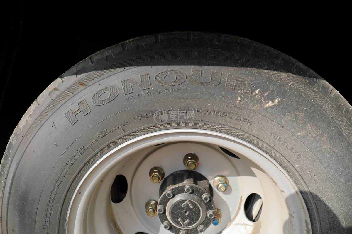 福田时代H2国六蓝牌流动舞台车轮胎细节