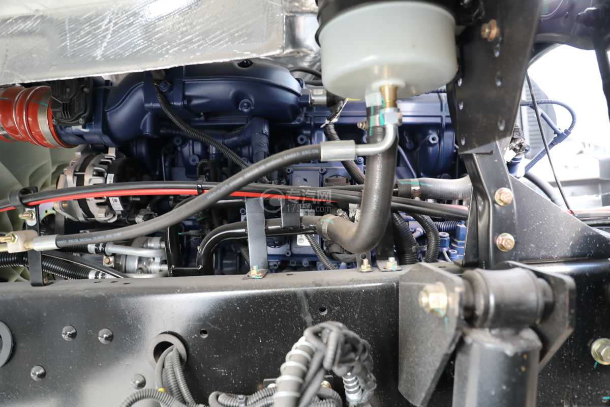 东风锦程V6P后双桥国六18.44方易燃液体罐式运输车发动机
