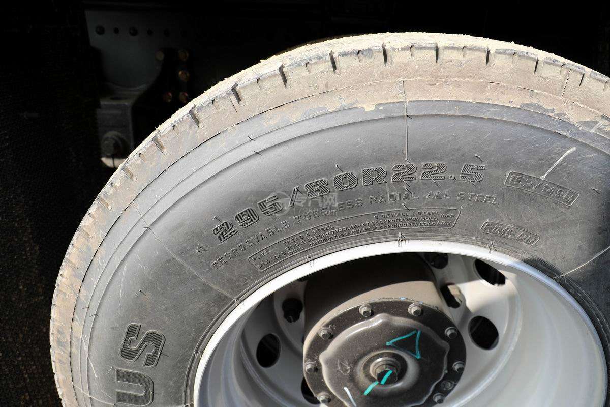 东风锦程V6P前四后八国六22.04方运油车轮胎细节