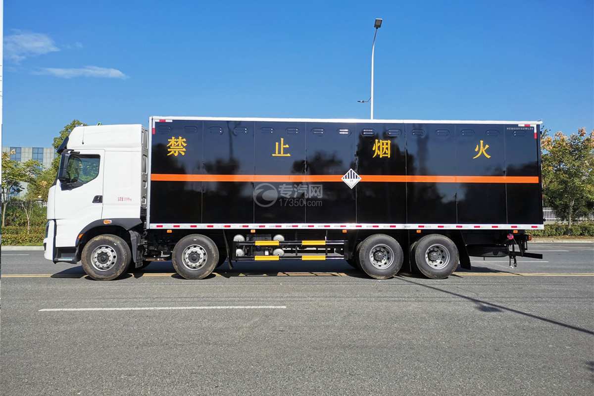 柳气乘龙H7前四后八国六9.5米杂项危险物品厢式运输车左侧图