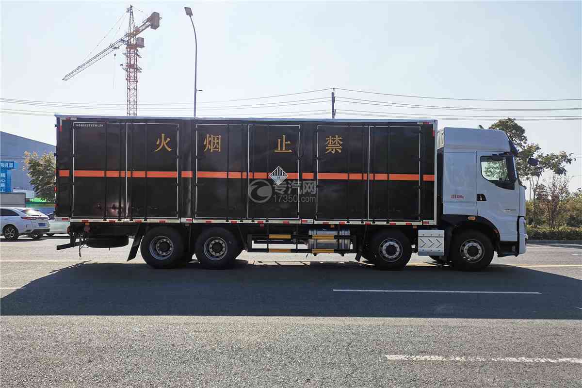 柳气乘龙H7前四后八国六9.5米杂项危险物品厢式运输车右侧图