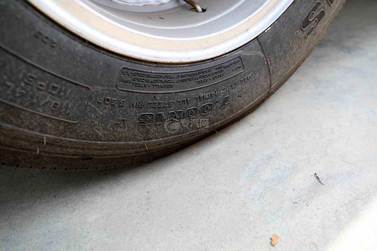 东风多利卡D6国六3.73方吸污车轮胎细节