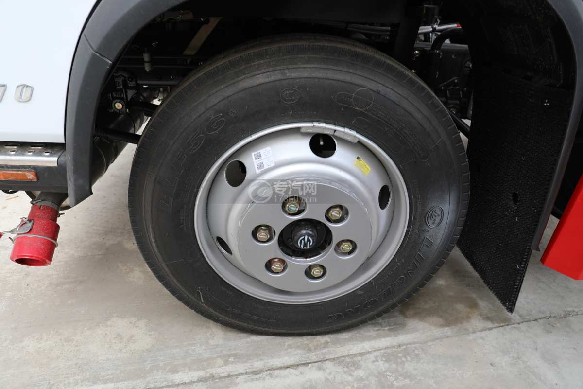 东风华神DV3国六5.2米易燃气体厢式运输车轮胎