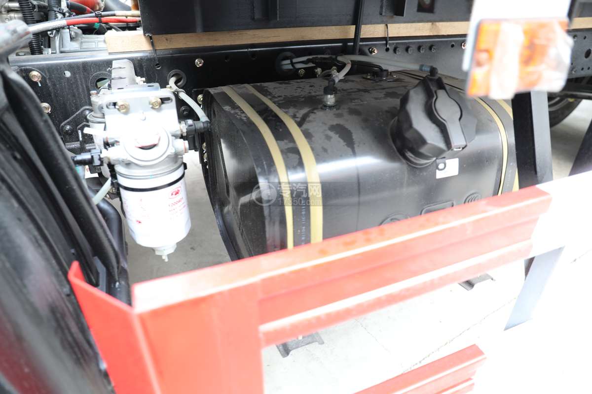东风华神DV3国六5.2米易燃气体厢式运输车油箱