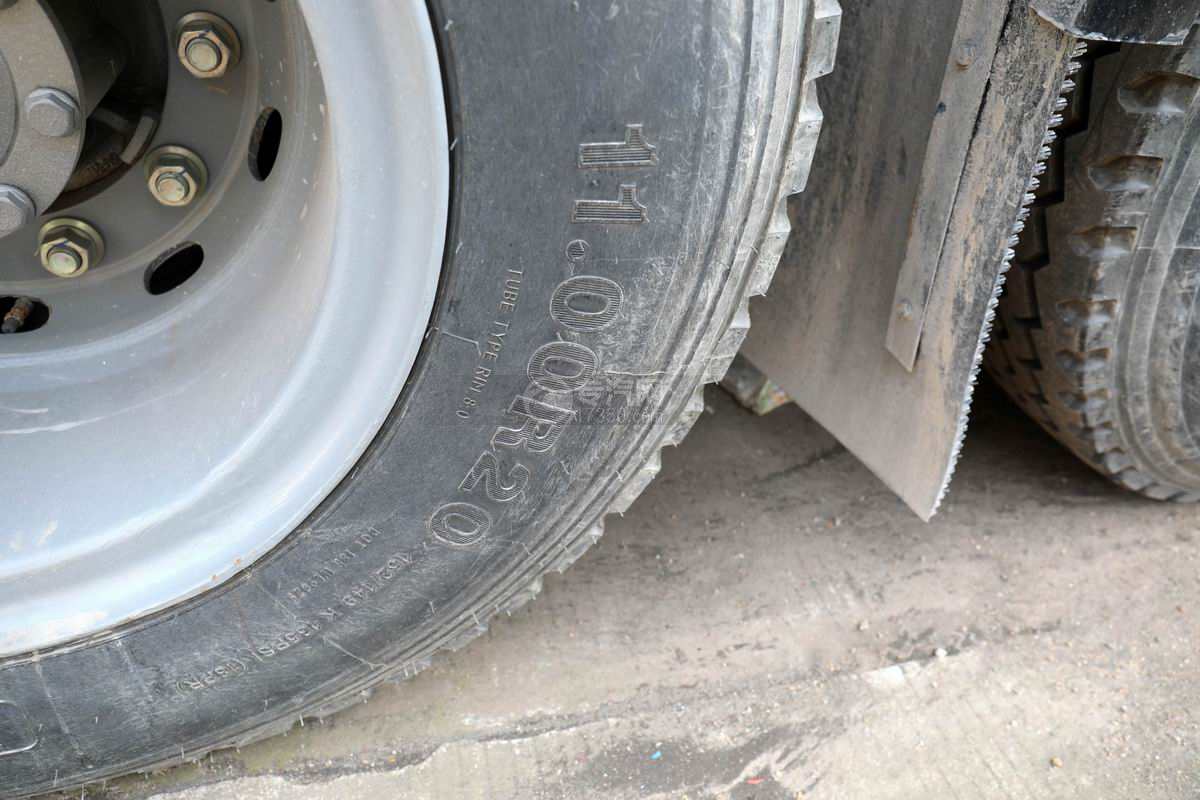 重汽豪沃TX前四后八国六27.17方粉粒物料运输车轮胎细节
