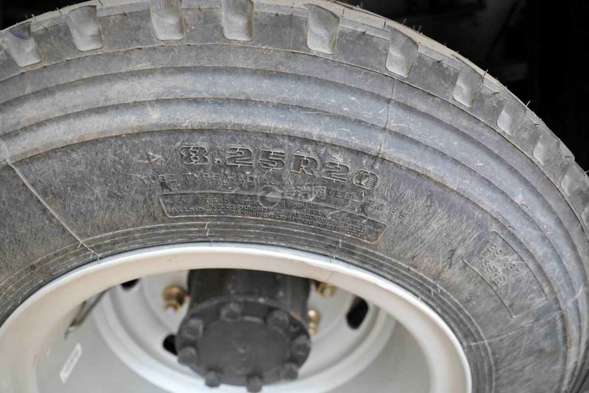重汽豪沃H3W单桥国六12.87方清洗吸污车轮胎细节