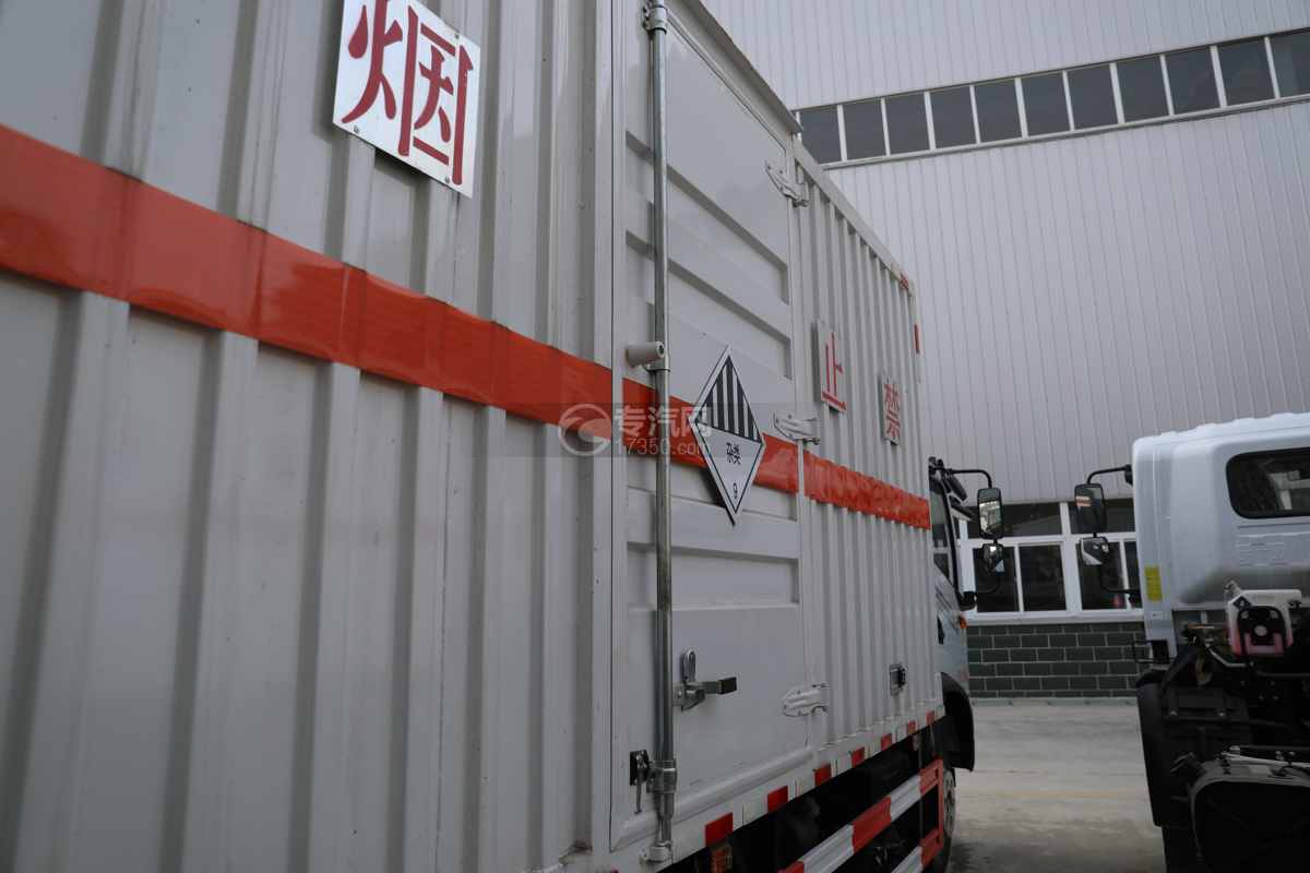 东风华神DV3国六5.2米杂项危险物品厢式运输车侧门