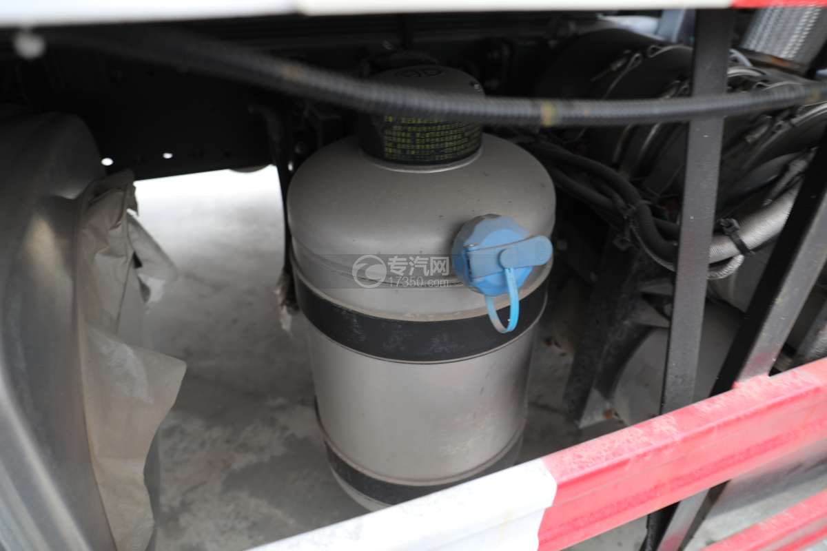 解放龙V2.0国六6.8米气瓶运输车（仓栏式）尿素罐