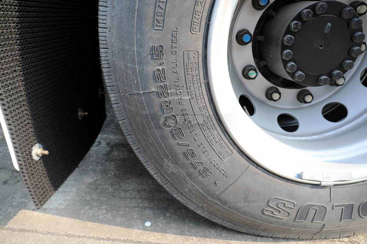 東風錦程V6單橋國六12.9方運油車輪胎細節