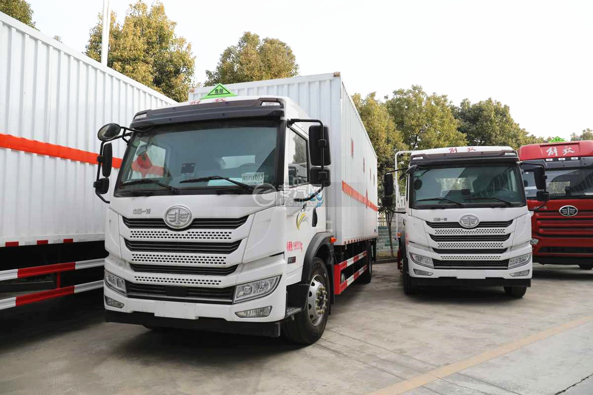 解放龍V2.0國六6.8米易燃氣體廂式運輸車