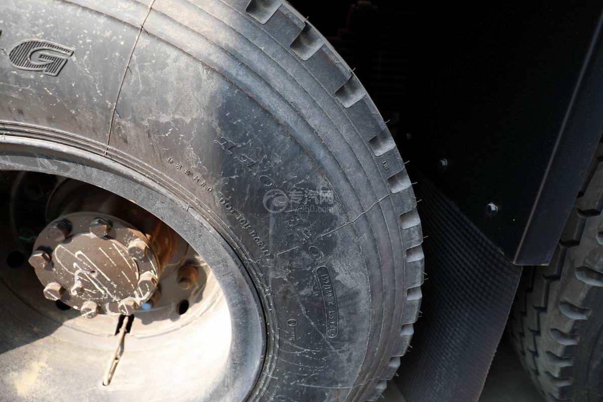 东风专用后双桥国六16.8方清洗吸污车轮胎细节