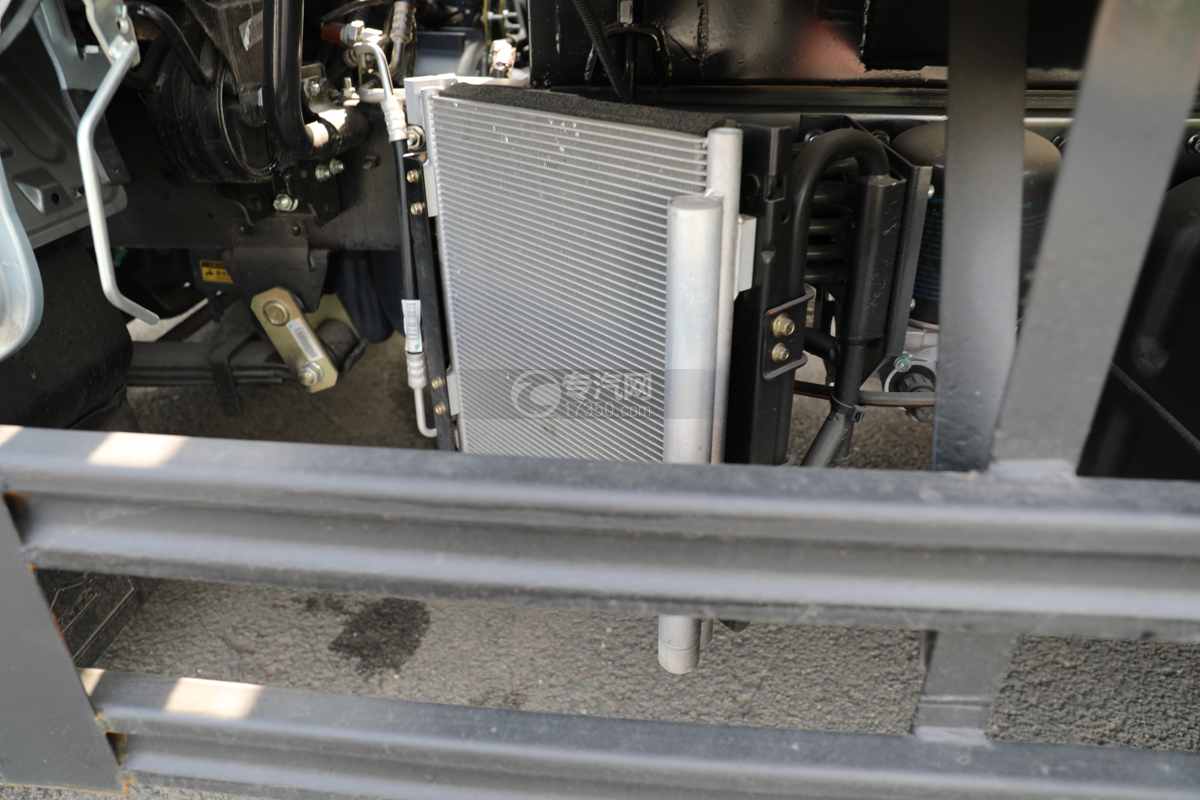 重汽豪沃智相国六3.75米冷藏车散热器