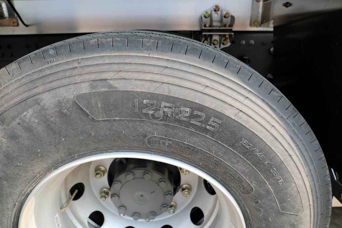 重汽汕德卡C5H前四后八國六25.6方鋁合金運油車輪胎細節