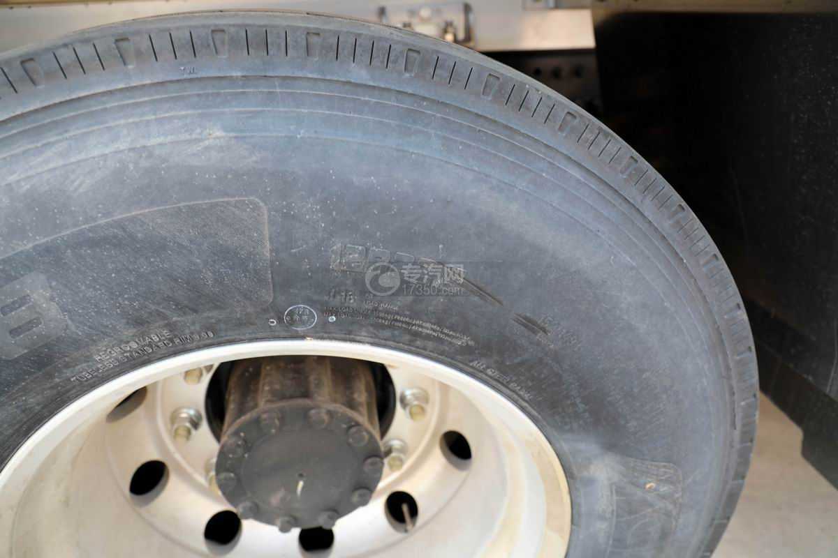 解放J6L前四后八国六30.9方铝合金运油车轮胎细节