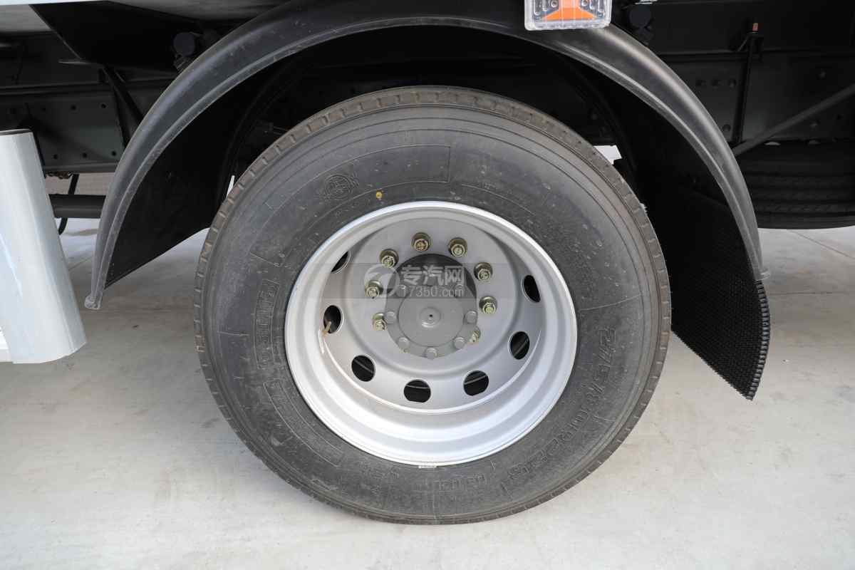 重汽豪沃TX国六6.8米冷藏车轮胎