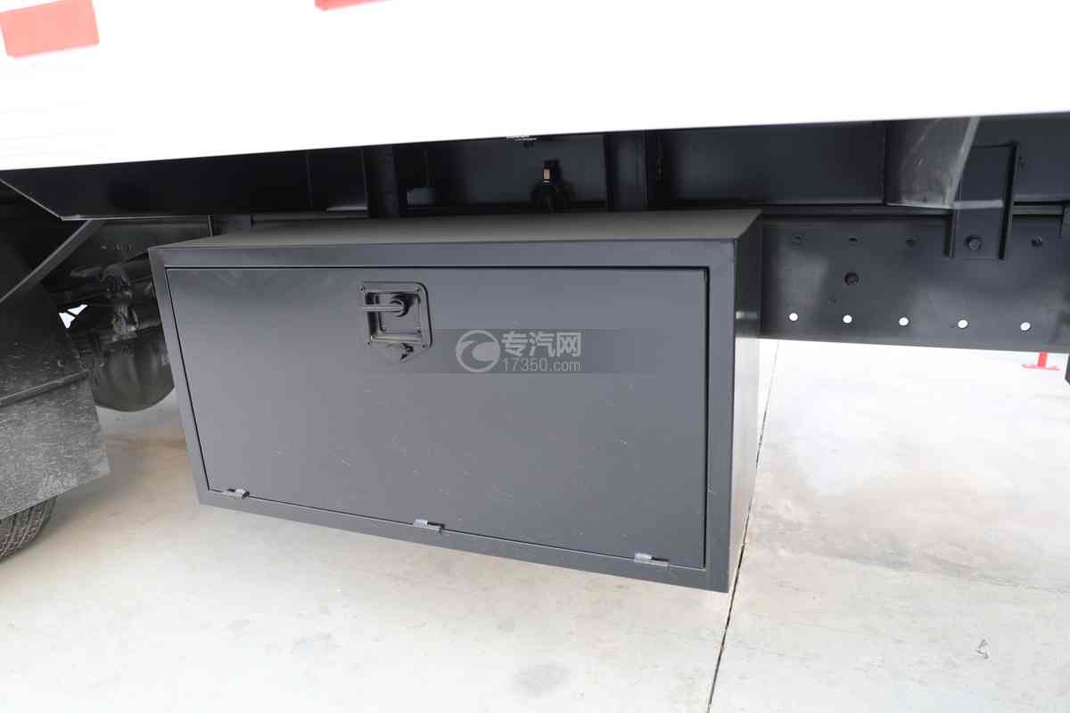 重汽豪沃TX国六6.8米冷藏车工具箱