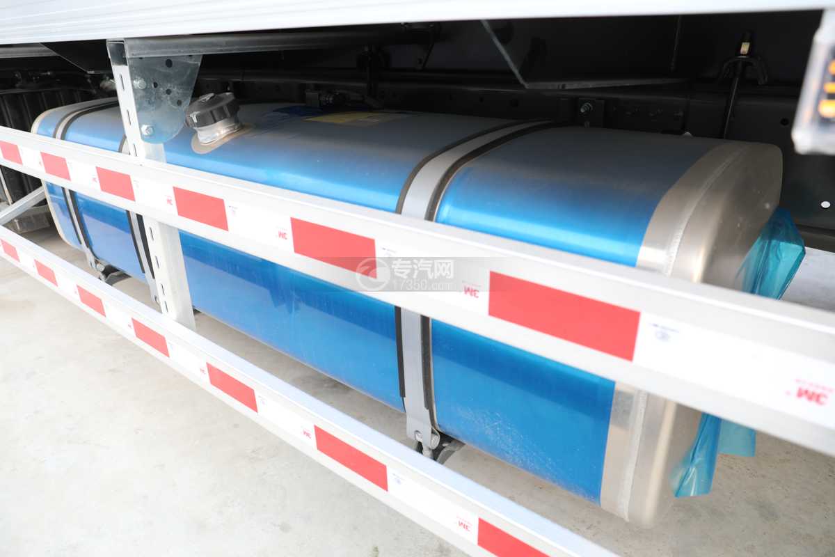 重汽豪沃TX国六6.8米冷藏车油箱