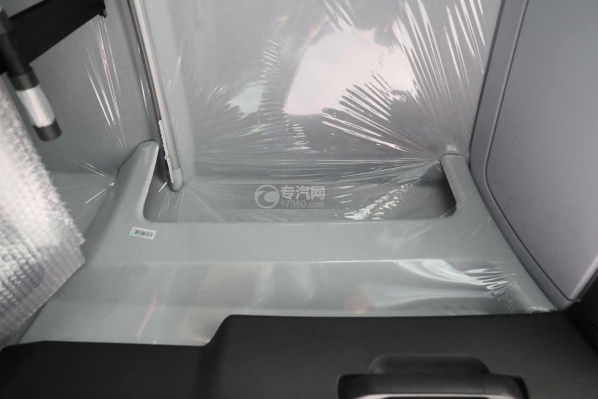 汕德卡G5国六6.8米冷藏车储物盒