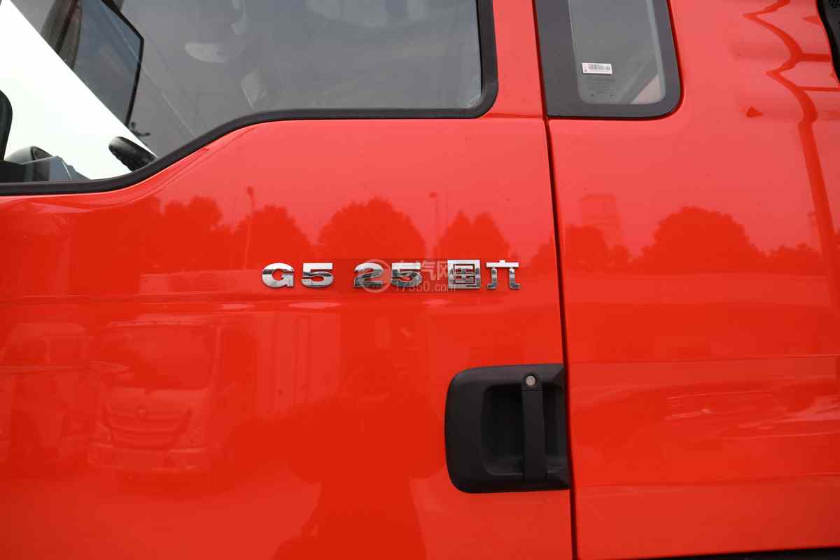 汕德卡G5国六6.8米冷藏车门标识
