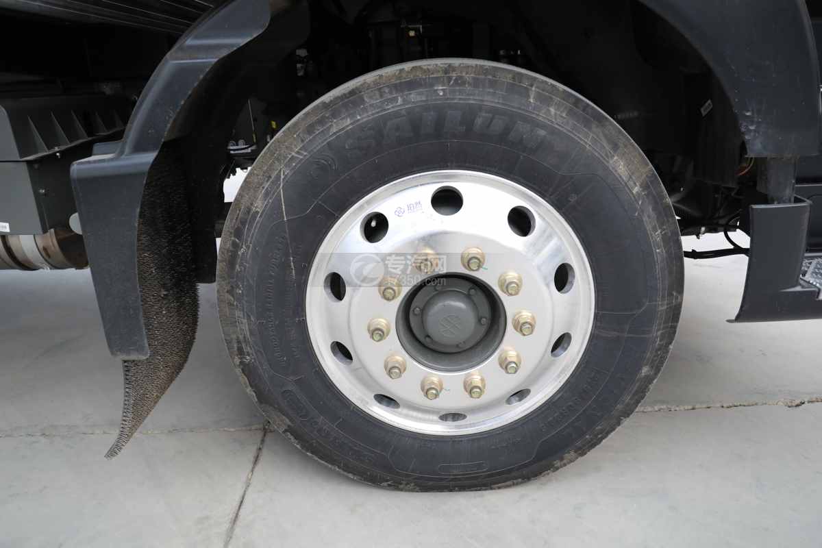汕德卡G5国六6.8米冷藏车轮胎