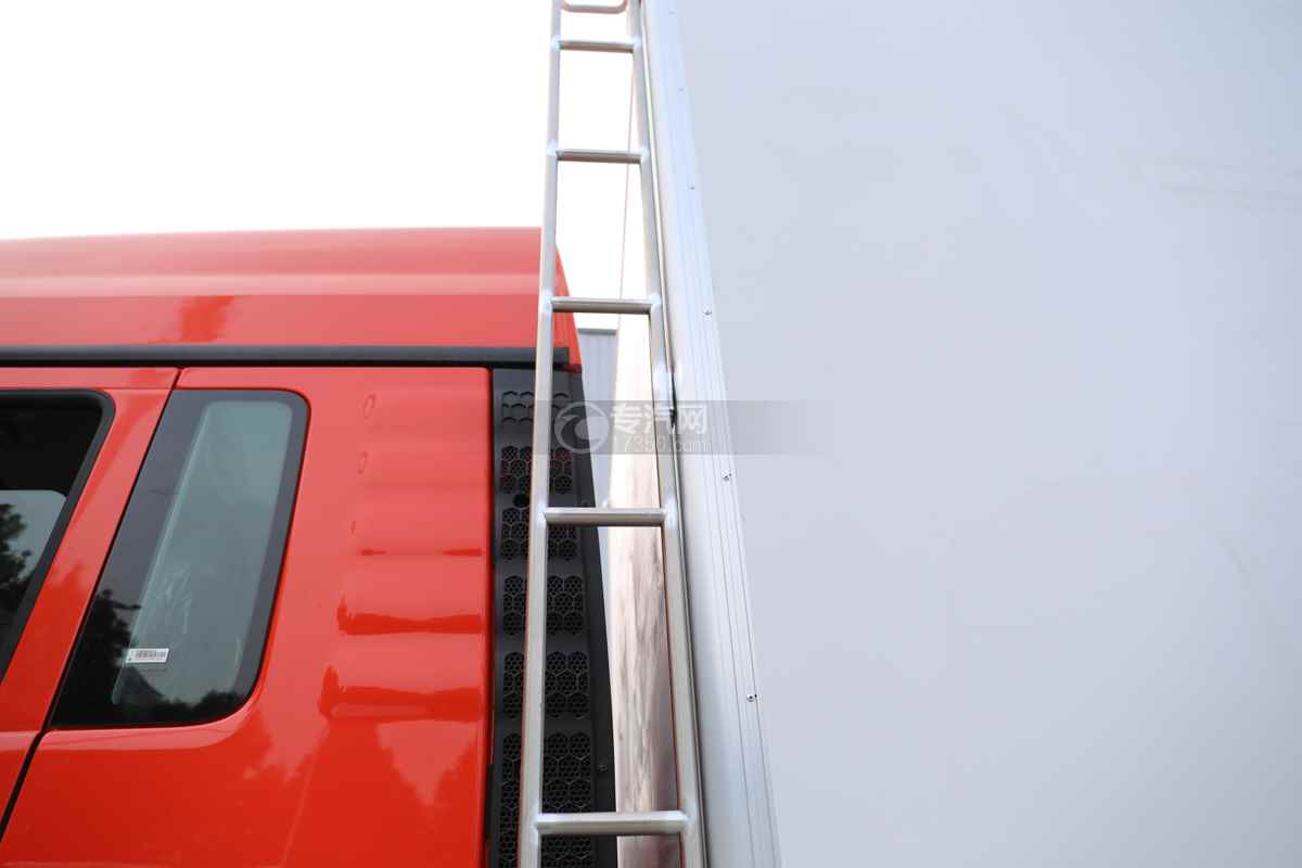 汕德卡G5国六6.8米冷藏车爬梯