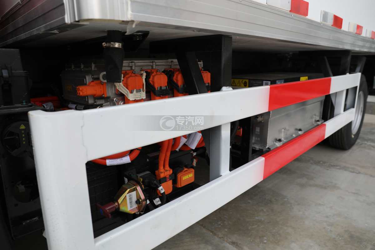 吉利增程式国六4.02米插电式混合动力冷藏车下防护